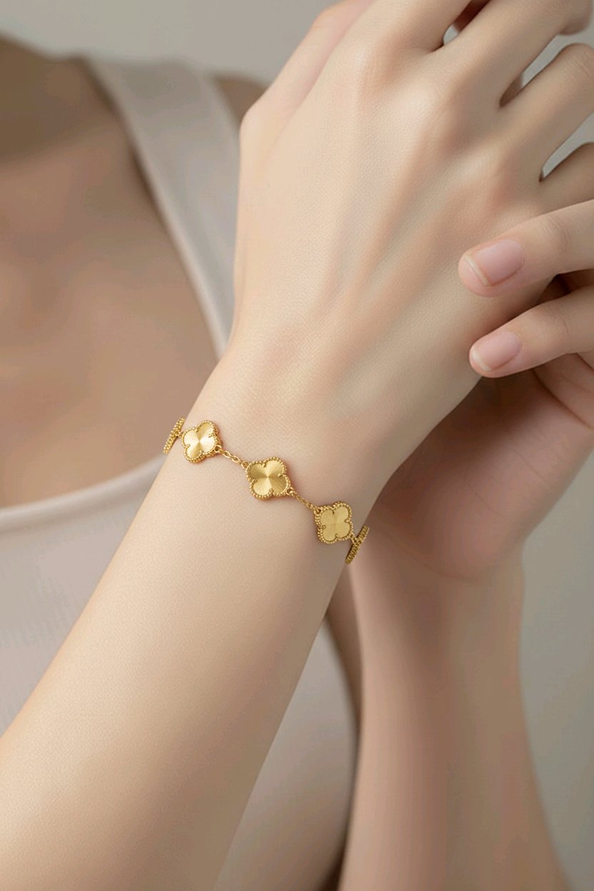 SET  Trebol 4 piezas  en Oro Laminado 14K, Alta Calidad, Collar 10 Flores, Anillo Ajustable, pulsera #6 con extension a #9 Color Oro