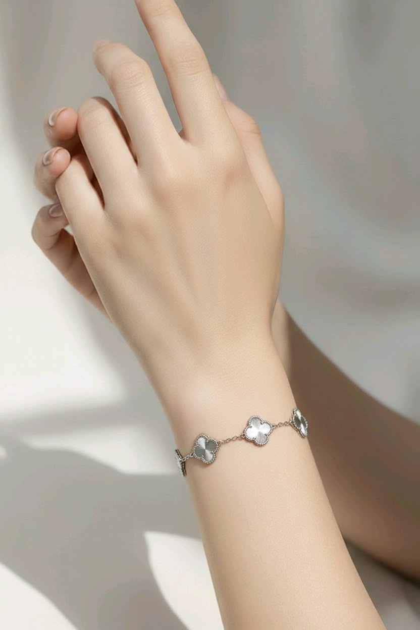 SET Trebol 4 piezas color Silver  en Oro Laminado 14K, Alta Calidad ,collar de 5 Flores  Anillo Ajustable, pulcera #6 con extension a #9