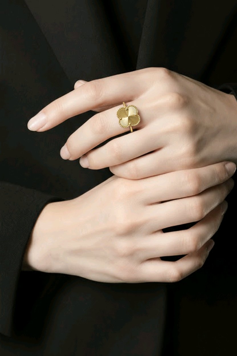 SET  Trebol 4 piezas  en Oro Laminado 14K, Alta Calidad, Collar 10 Flores, Anillo Ajustable, pulsera #6 con extension a #9 Color Oro