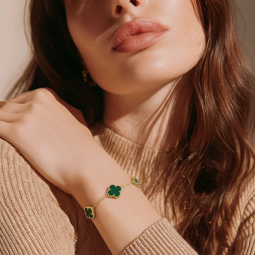 SET  Trebol 4 Piezas  Color verde en Oro Laminado 14K, Alta Calidad, Collar de 20 Flores, Anillo Ajustable, pulcera #6 con extension  a #9