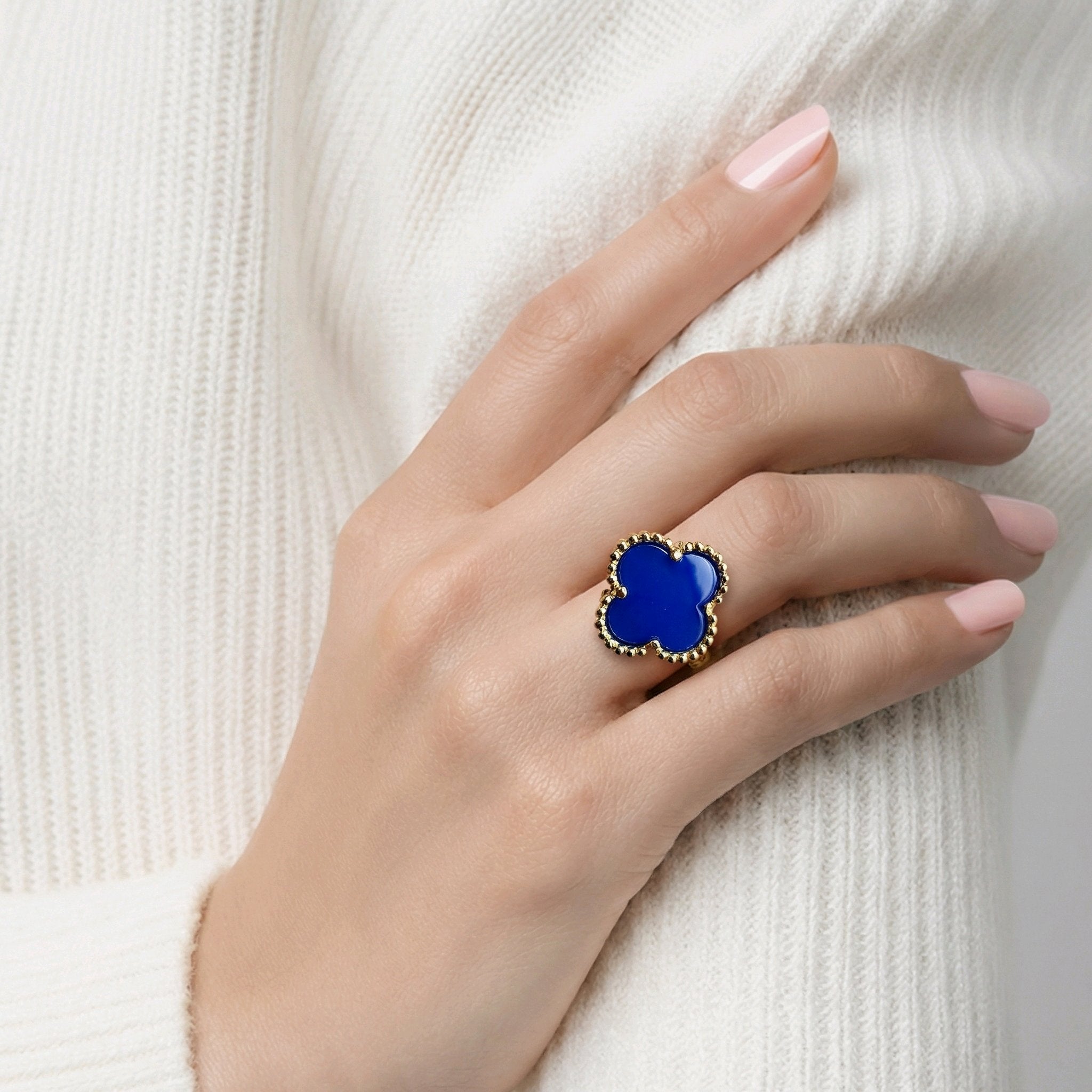 SET Trebol 4 Piezas en Oro Laminado 14K, Alta Calidad  Collar de 10 Flores,Anillo Ajustable, pulcera #6 con extension a #9  Color Azul Rey