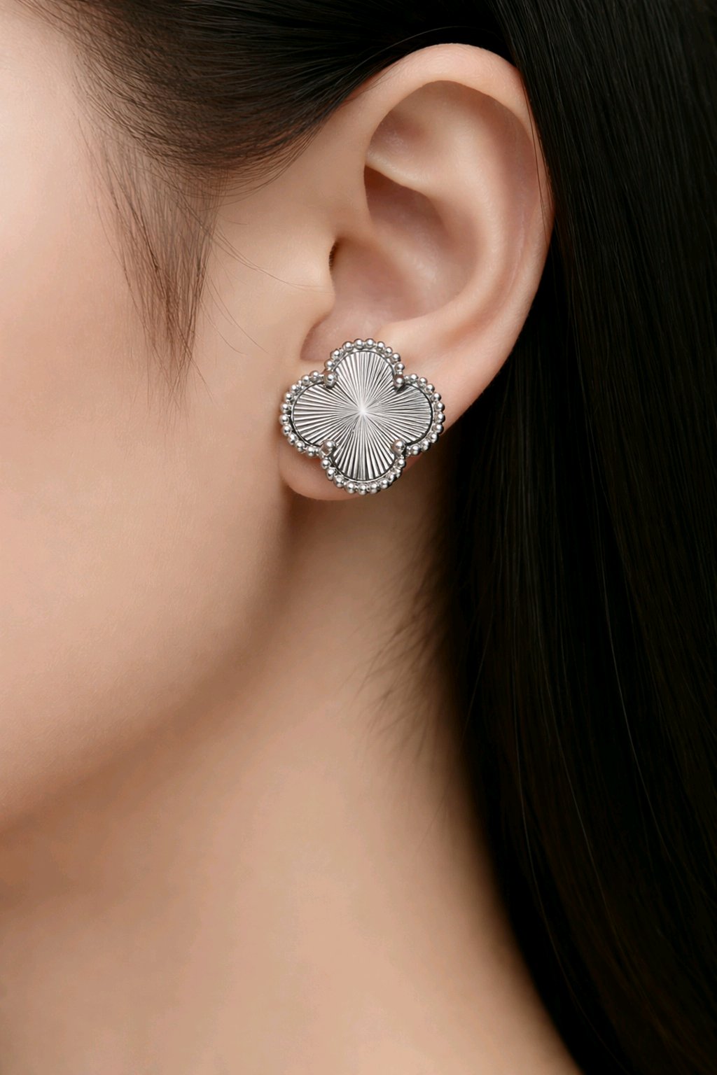 SET Trebol 4 piezas color Silver  en Oro Laminado 14K, Alta Calidad ,collar de 5 Flores  Anillo Ajustable, pulcera #6 con extension a #9