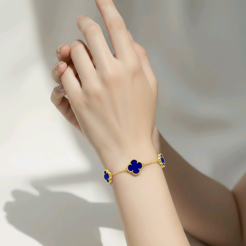 SET Trebol 4 Piezas en Oro Laminado 14K, Alta Calidad  Collar de 10 Flores,Anillo Ajustable, pulcera #6 con extension a #9  Color Azul Rey